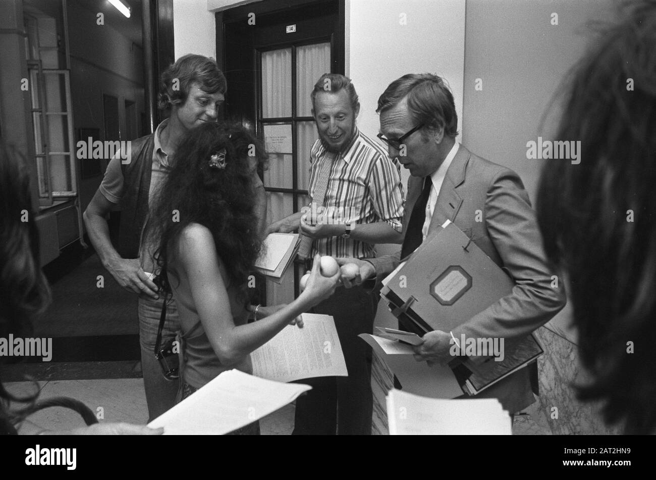 City Council Amsterdam, members action committee Ruigoord offer Alderman Brautigam apples to Date: August 15, 1973 Location: Amsterdam, Noord-Holland Keywords: City Councils Stock Photo