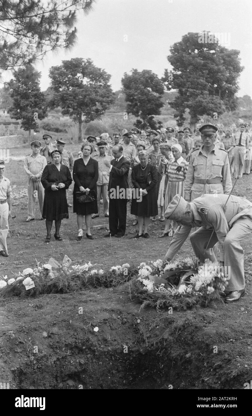 Burial at Bandoeng  Major General S. de Waal, commander B-Division lays a wreath Date: March 1947 Location: Bandung, Indonesia, Dutch East Indies Stock Photo