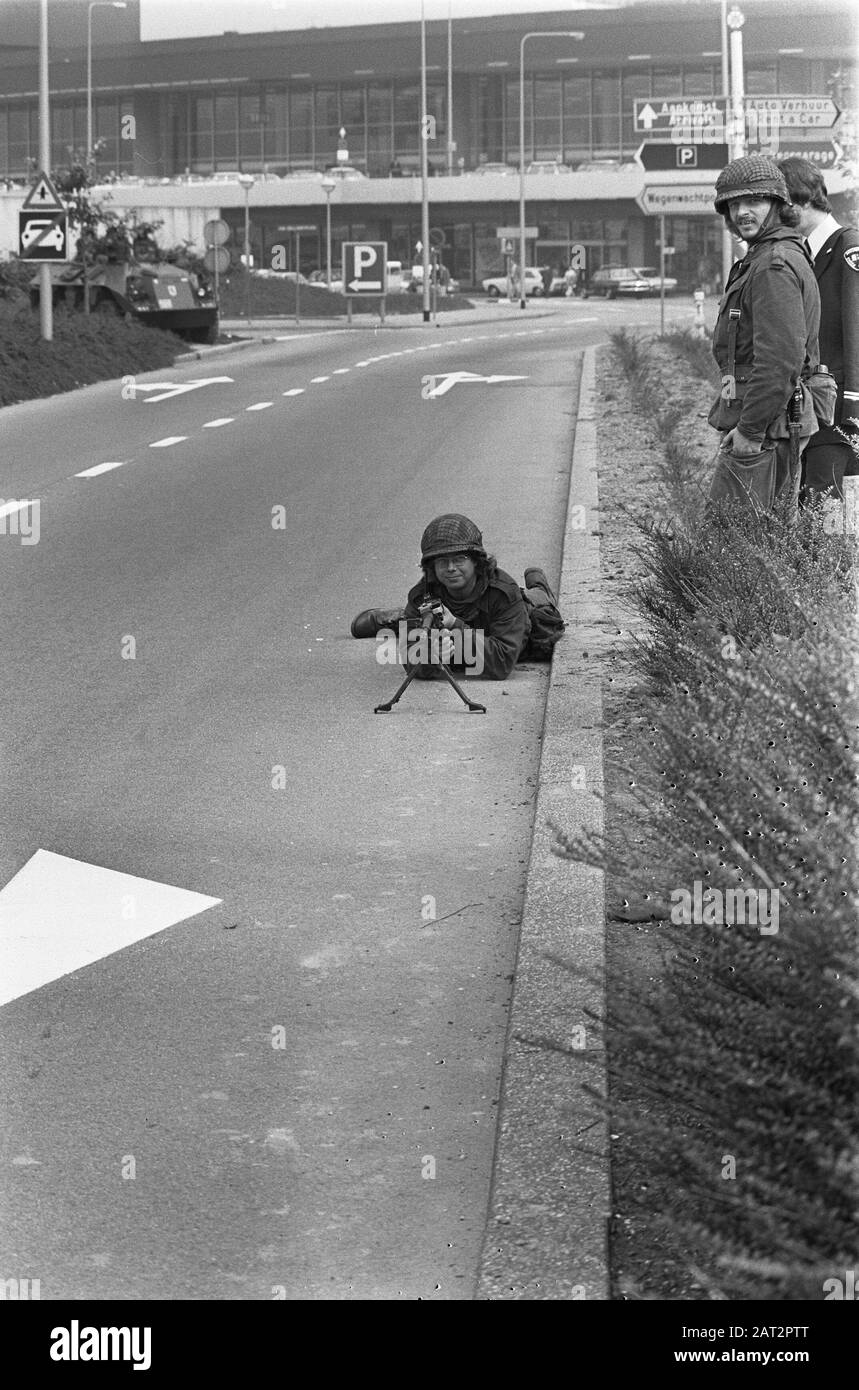 Hostage drama Den Haag, increased preparedness on Ship soldier with machine gun lying on road to