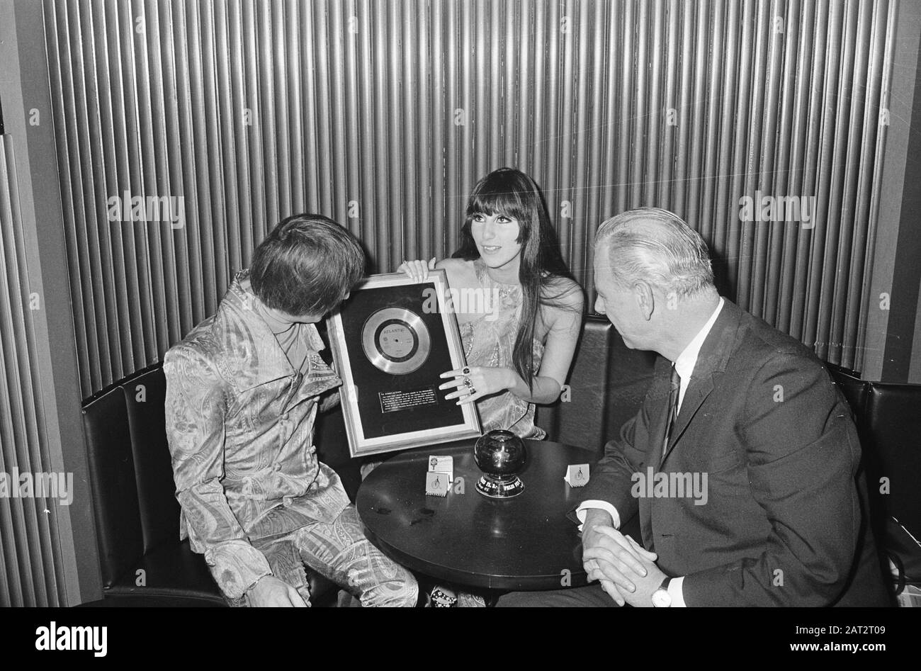 Golden Plate for Sonny and Cher Date: February 4, 1967 Keywords: music, pop groups, prizes, singers Personal name: Bono, Sonny, Cher Stock Photo