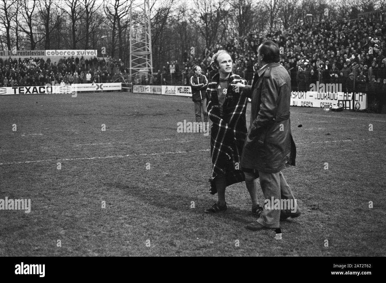 County against Ajax 0-0; match was stopped for a moment, during this small break: Ruud Geels in conversation with Bobby Haarms Date: January 9, 1977 Keywords: CONTATIONS, sports, soccer, etc. matches Personal name: Bobby Haarms, Geels, Ruud Stock Photo