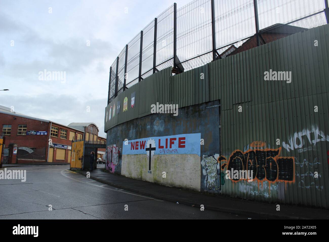 Belfast, Ireland. 29th Jan, 2020. A so-called peace wall or peace line separates Protestant and Catholic residential areas on North Howard Street in Belfast. Credit: Christoph Driessen/dpa/Alamy Live News Stock Photo