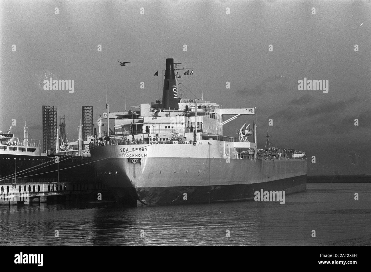 Oil tanker docking Black and White Stock Photos & Images - Alamy