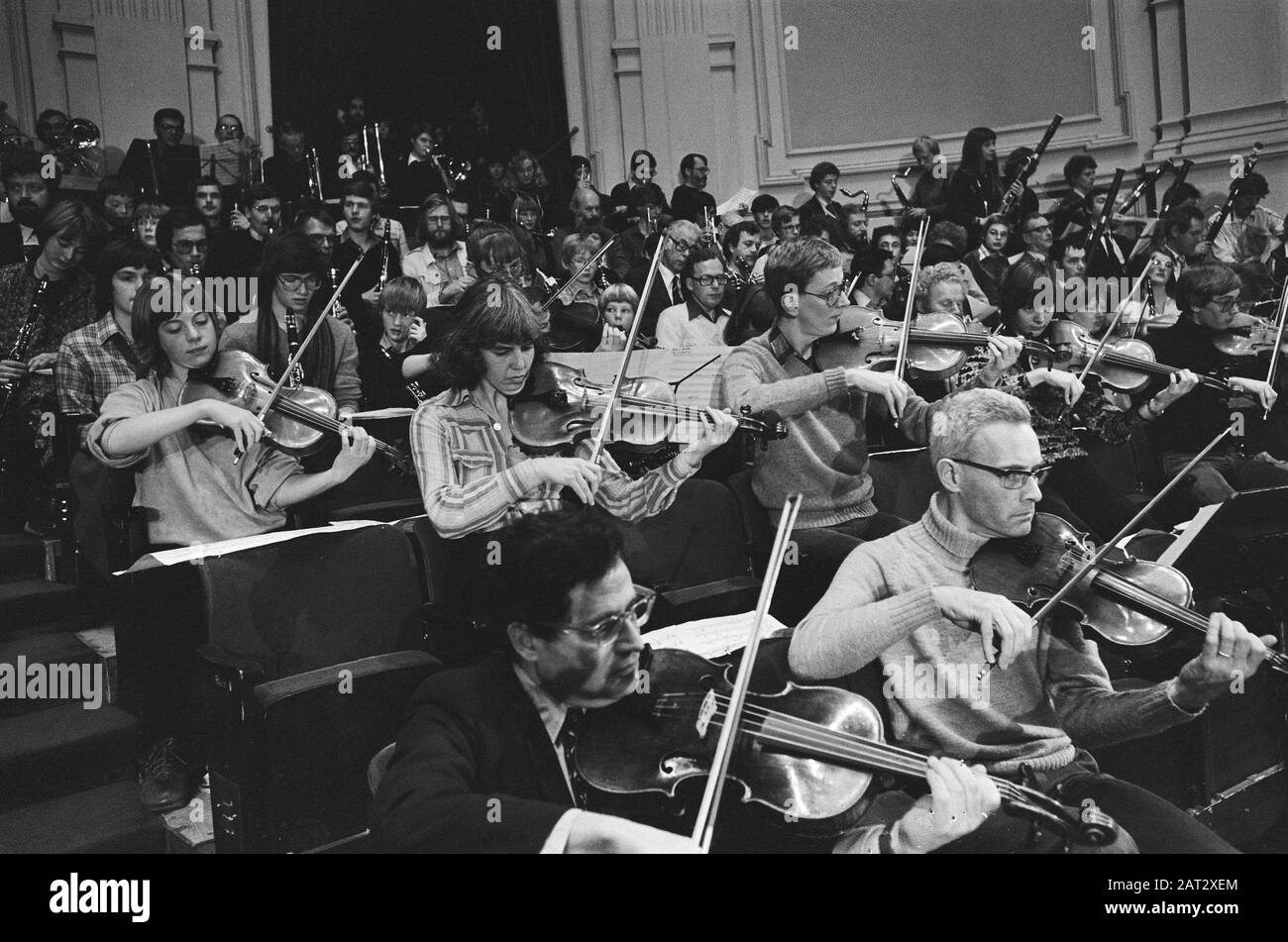 Biggest symphony orchestra (415 men) in connection with 100th Fur Elise broadcast in Concertgebouw; largest symphony orchestra of all time Date: December 10, 1978 Keywords: orchestras, broadcasts Institution name: Concertgebouw Stock Photo