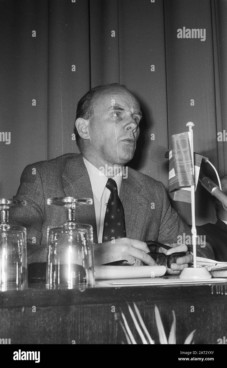Conference of the European Movement in Utrecht  H. G. Buiter (mayor of Groningen) Date: November 20, 1973 Location: Utrecht, Utrecht (prov.) Keywords: mayors, conferences Personal name: Buiter, H. G. Stock Photo