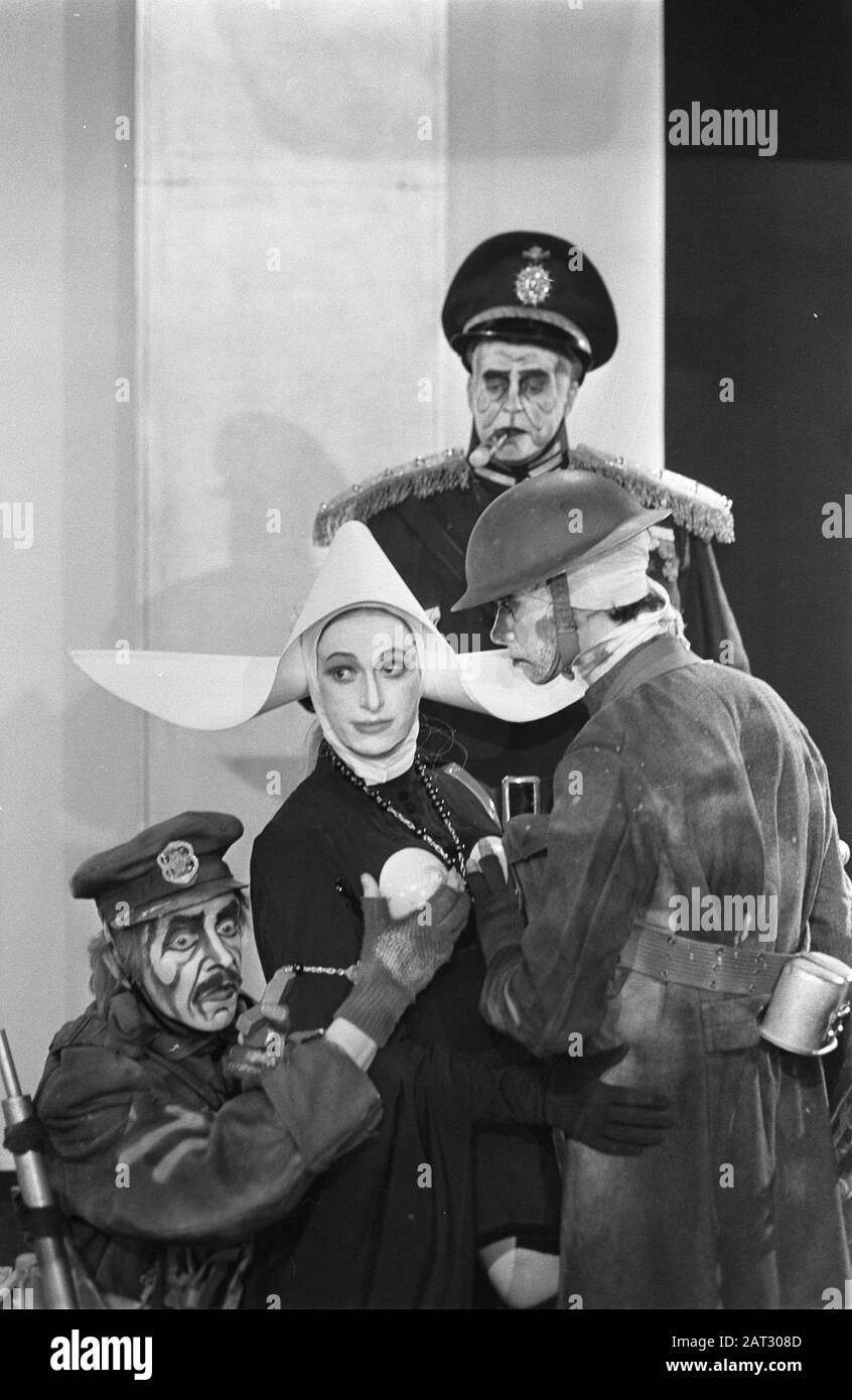 The Hague Comedy opens new theater Hot in The Hague. (photonr. 15 Scene from De clown in the basement of Henk Sparreboom. Reinier Heidemann, Trins Snijders, Leo de Hartogh and Jaap Witringa. Date: 30 October 1969 Location: Den Haag, Zuid-Holland Keywords: actors, actresses, theaters, theatre Personal name: Henk Sparreboom, Jaap Witringa, Leo de Hartogh, Reinier Heidemann, Trins Snijders Stock Photo