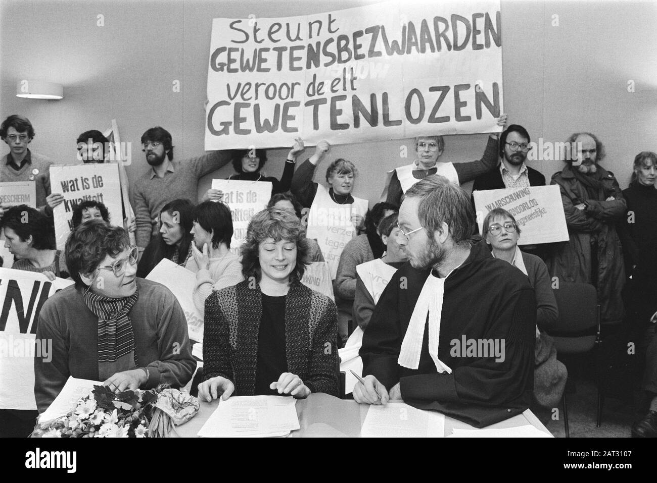 Haarlem, two women against gem. Haarlemmermeer (against nuclear armament women f. 5,72 off gas bill) Date: 11 january 1984 Location: Haarlem Keywords: GEDING, protests Stock Photo