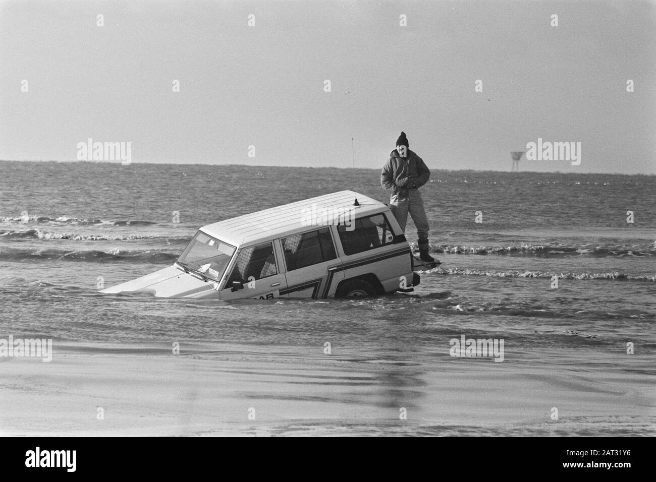 Half marathon of Egmond aan Zee; one of the guided terrain cars got stuck in a sandbank Date 10