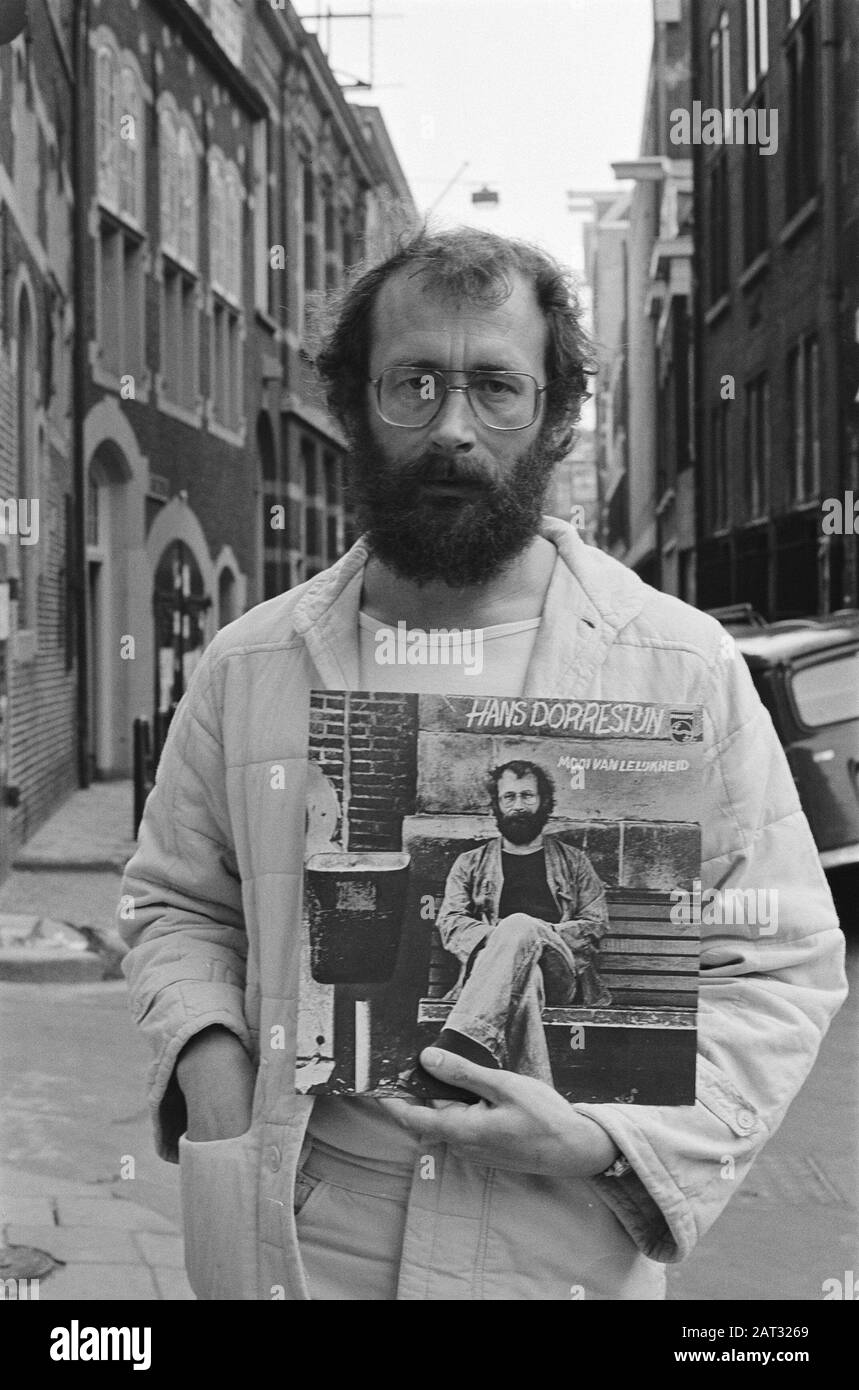 LP by Hans Dorrestijn (Beautiful of ugliness) is held in the Brakke Grond by the group Don Quishocking for baptism  Hans Dorrestijn with the LP Date: 20 March 1979 Location: Amsterdam, Noord-Holland Keywords: cabaret, cabaret, baptism, gramophone records Personal name: Dorrestein, Hans Stock Photo