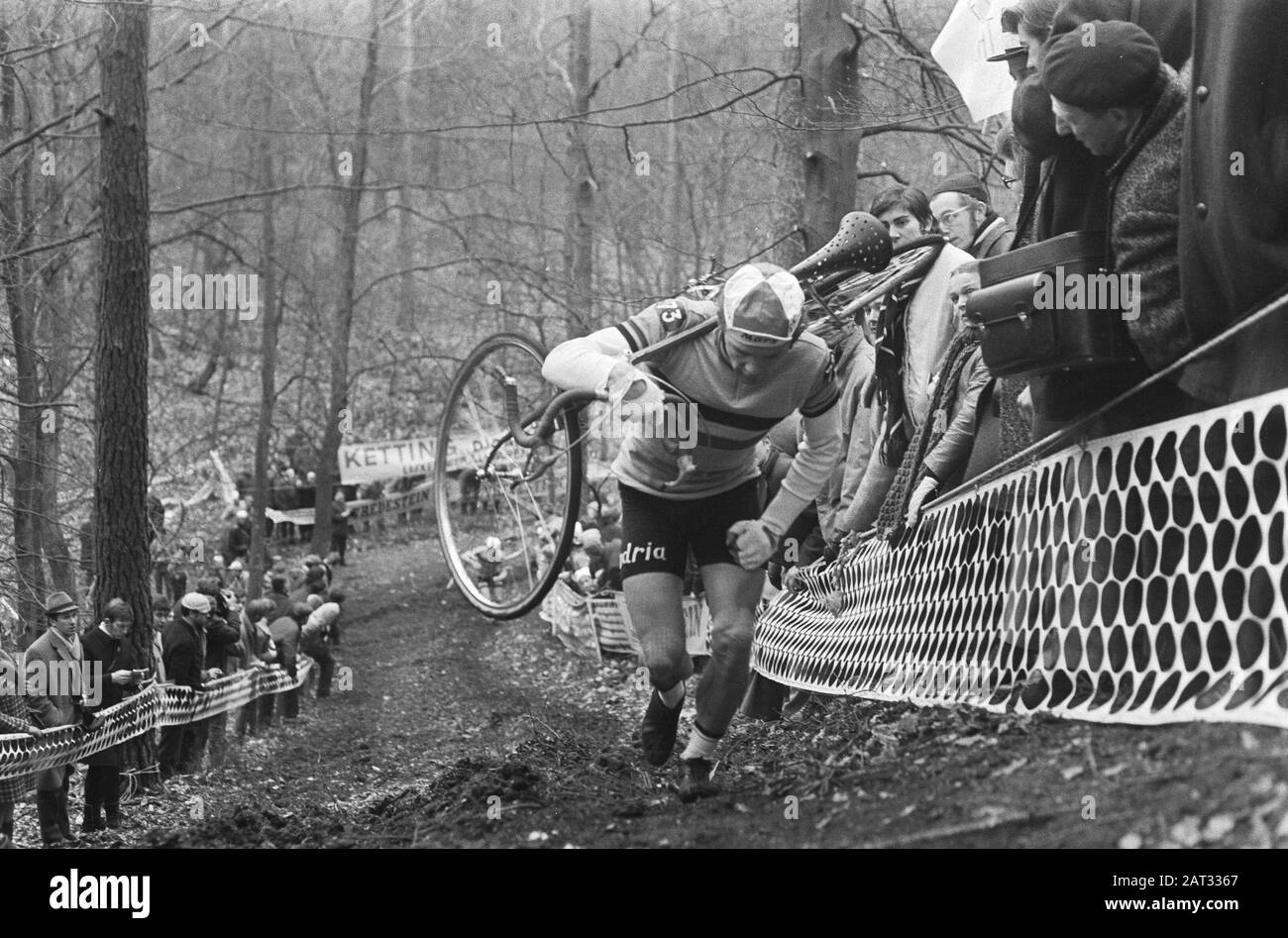 World Cycle Cycle Championships, Apeldoorn; Belgian Eric de Waeminck climbs berg (pros) Date: February 28, 1971 Location: Apeldoorn, Gelderland Keywords: VICE, cycling Stock Photo