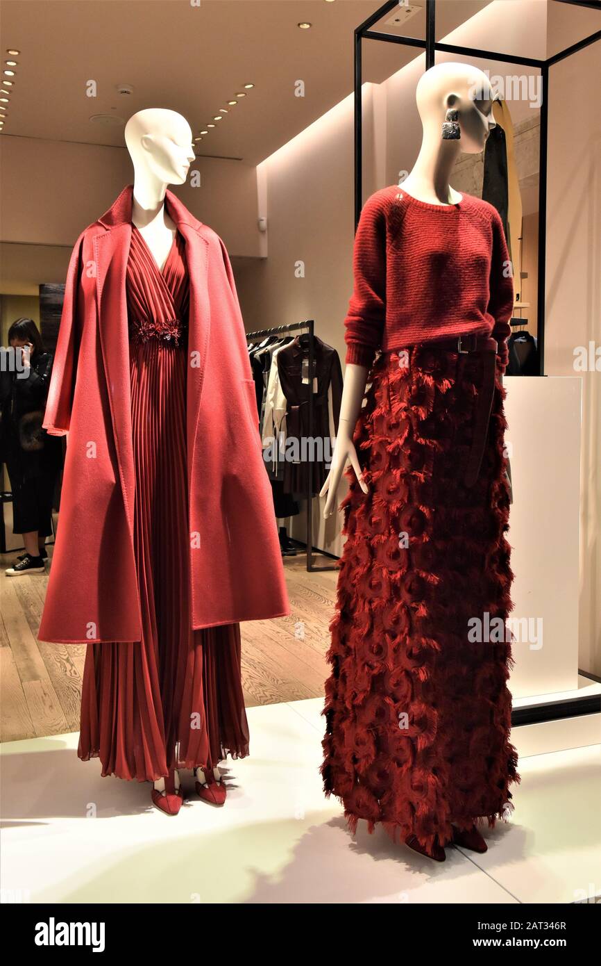 CLOTHES ON DISPLAY AT MAX MARA BOUTIQUE IN CONDOTTI STREET,THE CENTER OF  FASHION SHOPPING IN ROME Stock Photo - Alamy