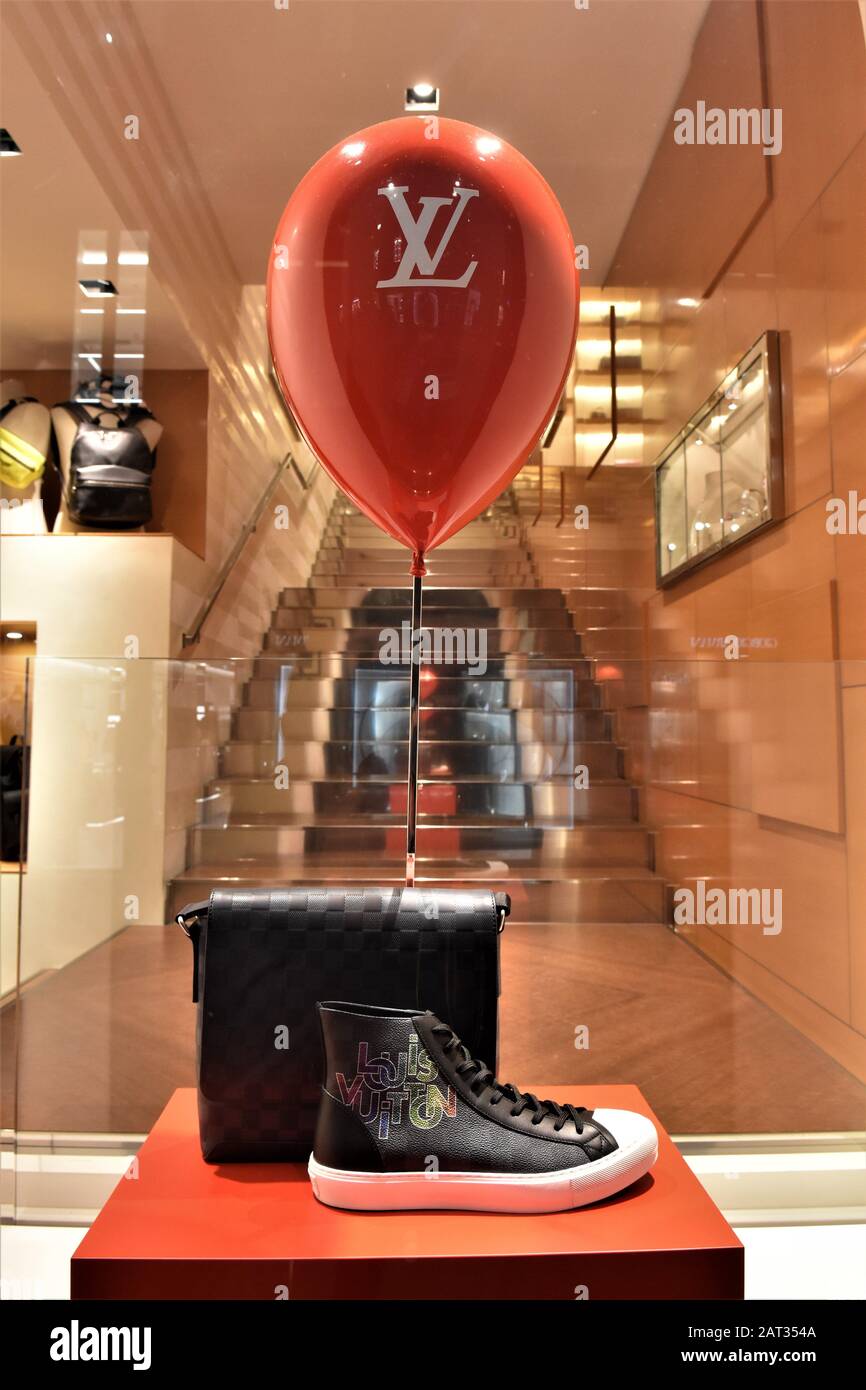 Brink mager klinge BAGS AND SHOES ON DISPLAY AT LOUIS VUITTON BOUTIQUE IN SPAGNA SQUARE,THE  CENTER FASHION SHOPPING IN ROME Stock Photo - Alamy
