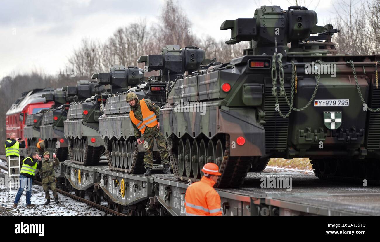 Marienberg, Saxony, Germany. 30th Jan 2020.: Soldiers of the Panzergrenadierbataillon 371 from Marienberg in Saxony load 'Marder' infantry fighting vehicles onto railway goods trailers. With the transport, tanks 'Marder', recovery tanks 'Büffel' and wheeled vehicles go to Rukla in Lithuania. The Panzergrenadierbataillon 371 replaces there the Bataillon 391 from Bad Salzungen after its six-month engagement. The 'Marienberger Jäger' are participating in the contract for the second time. Credit: dpa picture alliance/Alamy Live News Stock Photo