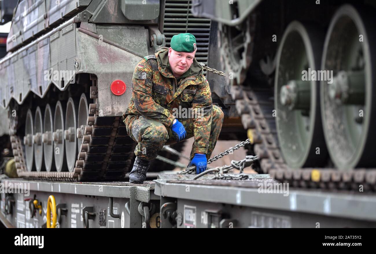 Marienberg, Saxony, Germany. 30th Jan 2020.: Corporal Eric Weißbach of the Panzergrenadierbataillon 371 from Marienberg in Saxony attaches an armoured infantry fighting vehicle Marder to a railway goods trailer. With the transport, tanks 'Marder', recovery tanks 'Büffel' and wheeled vehicles go to Rukla in Lithuania. The Panzergrenadierbataillon 371 replaces there the Bataillon 391 from Bad Salzungen after its six-month engagement. The 'Marienberger Jäger' are participating in the contract for the second time. Credit: dpa picture alliance/Alamy Live News Stock Photo