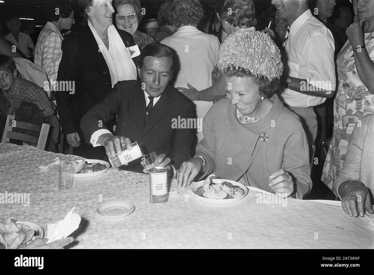 Commemoration due to the end of war 25 years Z-O-Asia, in Congresgebouw The Hague, with Beatrix and Claus; Beatrix and Claus eat nasi Date: August 15, 1970 Location: The Hague, Zuid-Holland Keywords: commemorations Personal name: Beatrix, princess, Claus, prince Stock Photo