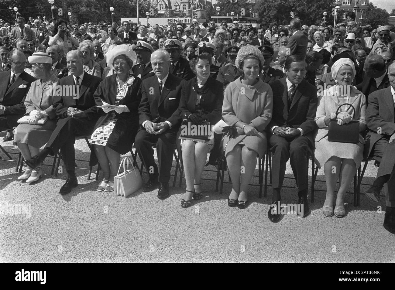 Commemoration due to the end of war 25 years Z-O-Asia, in Congresgebouw The Hague, with queen Juliana, Beatrix and Claus Date: 15 august 1970 Location: The Hague, Zuid-Holland Keywords: commemorations, queens Personal name: Beatrix, princess, Claus, prince, Juliana (queen Netherlands) Stock Photo