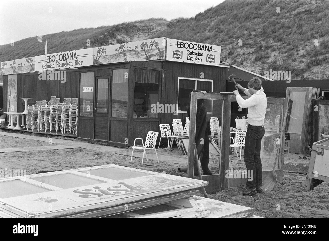 Repair work on beach tents and pavilions in Zandvoort; repair work on