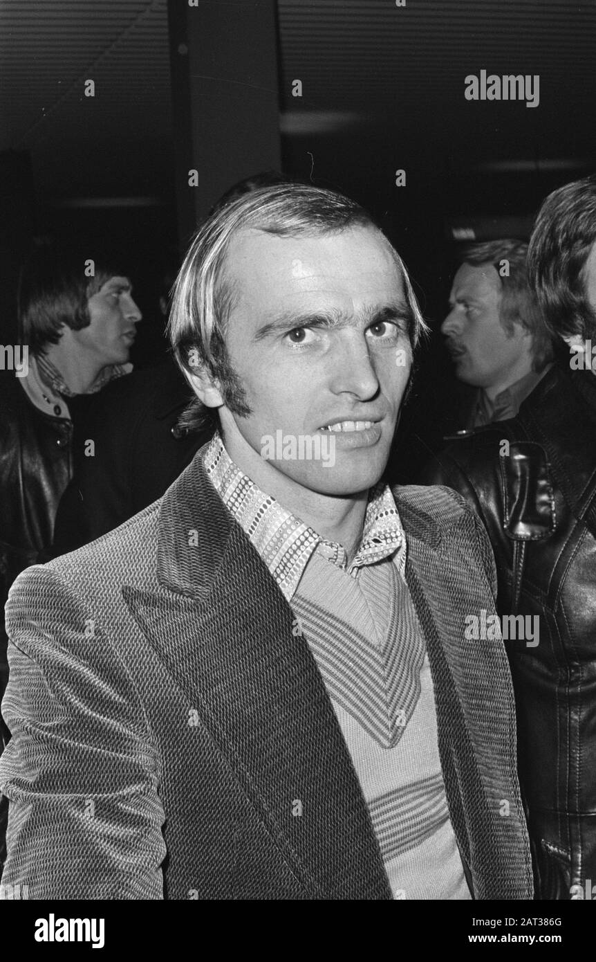 Herta BSC arrived at Schiphol for match against Ajax; Erich Beer (12, 13), headline Date: November 3, 1975 Keywords: sport, football, matches Stock Photo