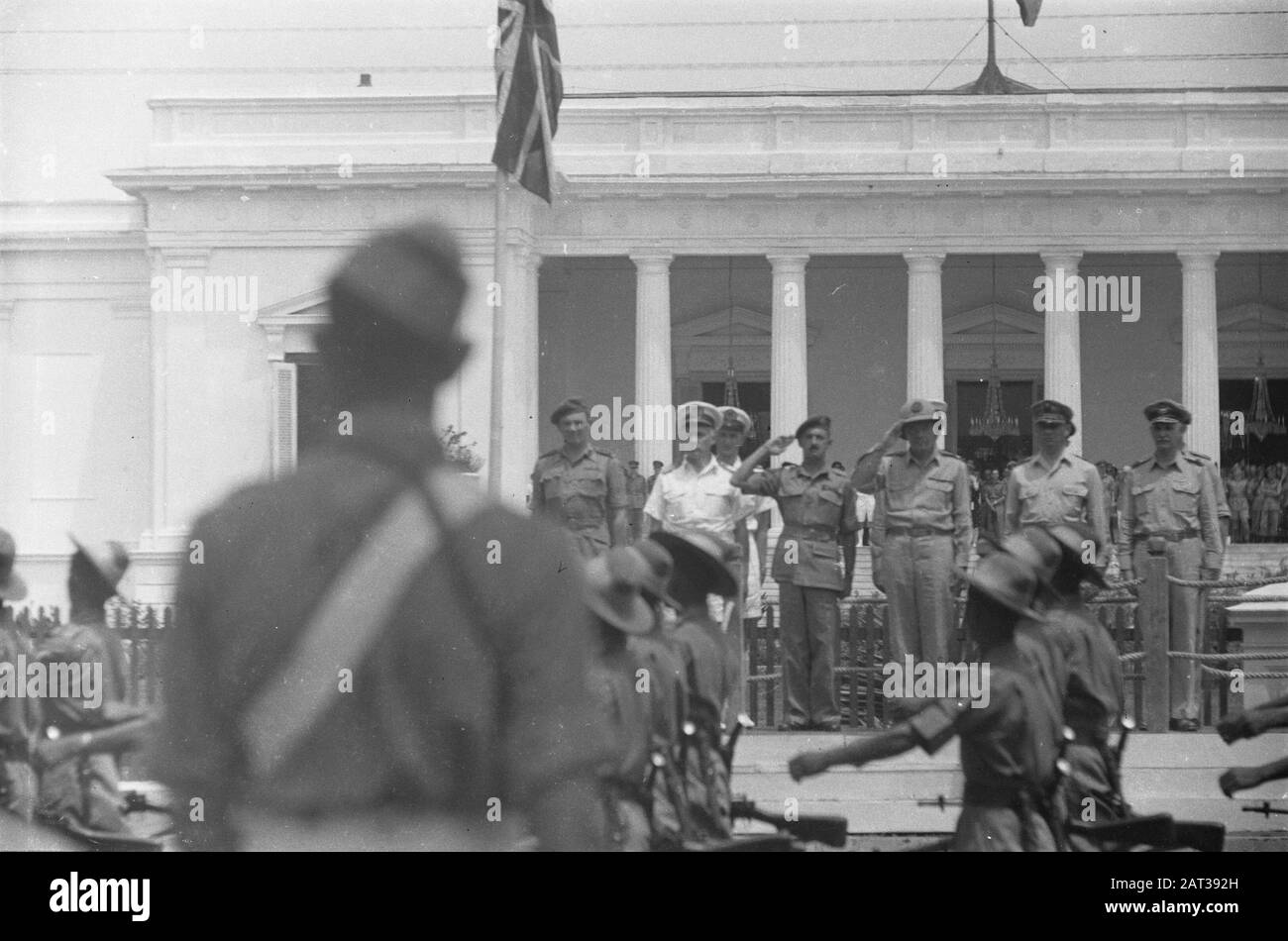 Celebrations in the transfer and withdrawal of British troops from Indonesia  The defilé is taken in front of the palace of the Lieutenant Governor General H.J. van Mook Annotation: Ghurkas pass. Seen on the back Pijpers 7 December Division Date: 22 November 1946 Location: Batavia, Indonesia, Jakarta, Dutch East Indies Stock Photo