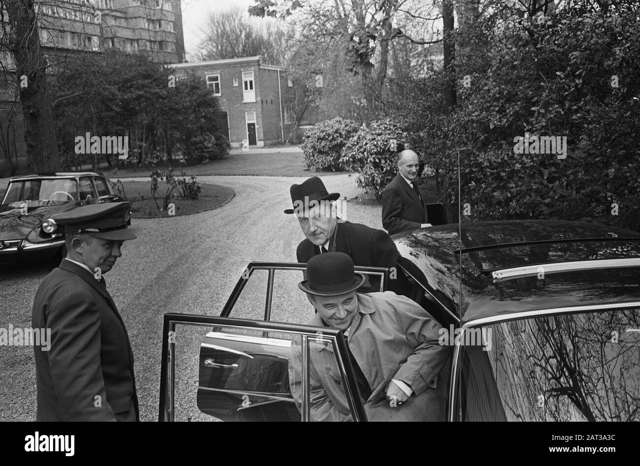 The cabinet, candidate ministers meeting, no. 8 Mr De Jong, Luns en Bot in  the car, no. 6, 7 Mr Samkalden and Suurhoff Date: 12 April 1965 Keywords:  cabinets, candidates Personal name: