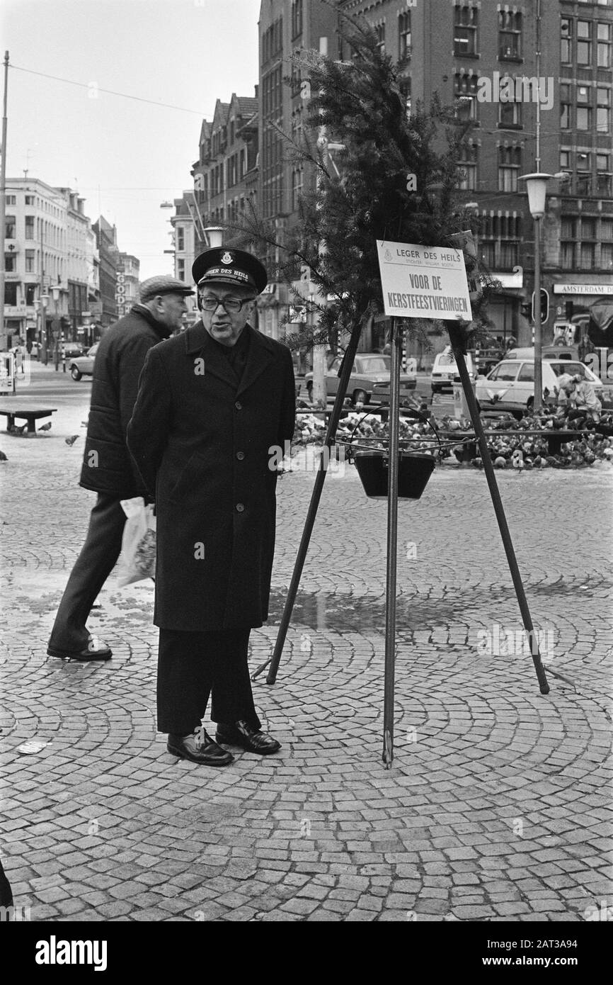 The Salvation Army keeps the traditional Christmas collection again, Christmas collection pot of Leger des Salvation on Dam in Amsterdam Date: December 9, 1980 Location: Amsterdam, Noord-Holland Keywords: collectes Institution name: Leger des Salvation Stock Photo