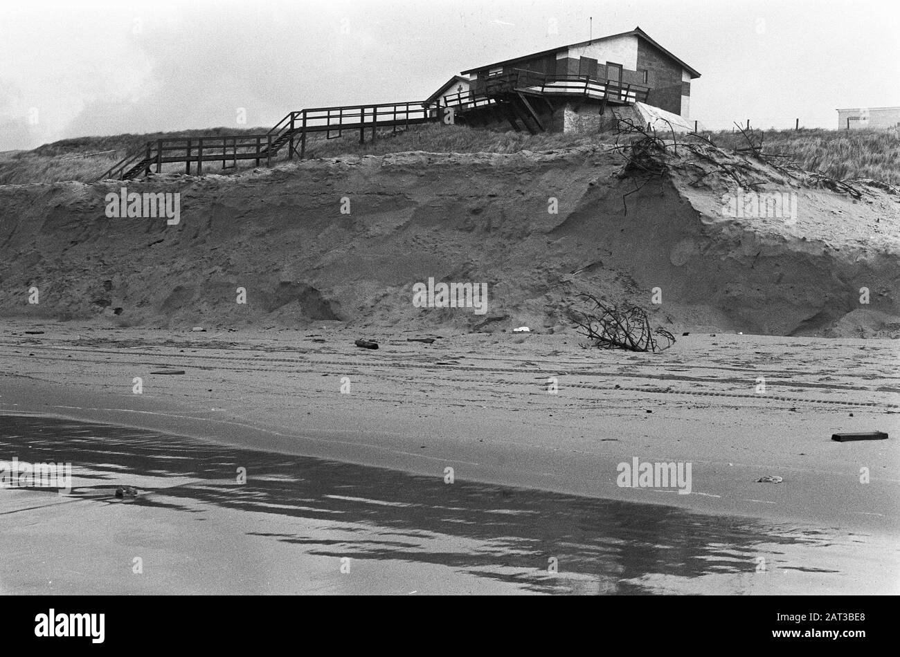 The beach pavilion Parnassia near Bloemendaal is threatened with collapse by dune exit  The pavilion at the dune edge Date: 17 December 1973 Location: Bloemendaal, Noord-Holland Keywords: dunes, beachpavilions Stock Photo