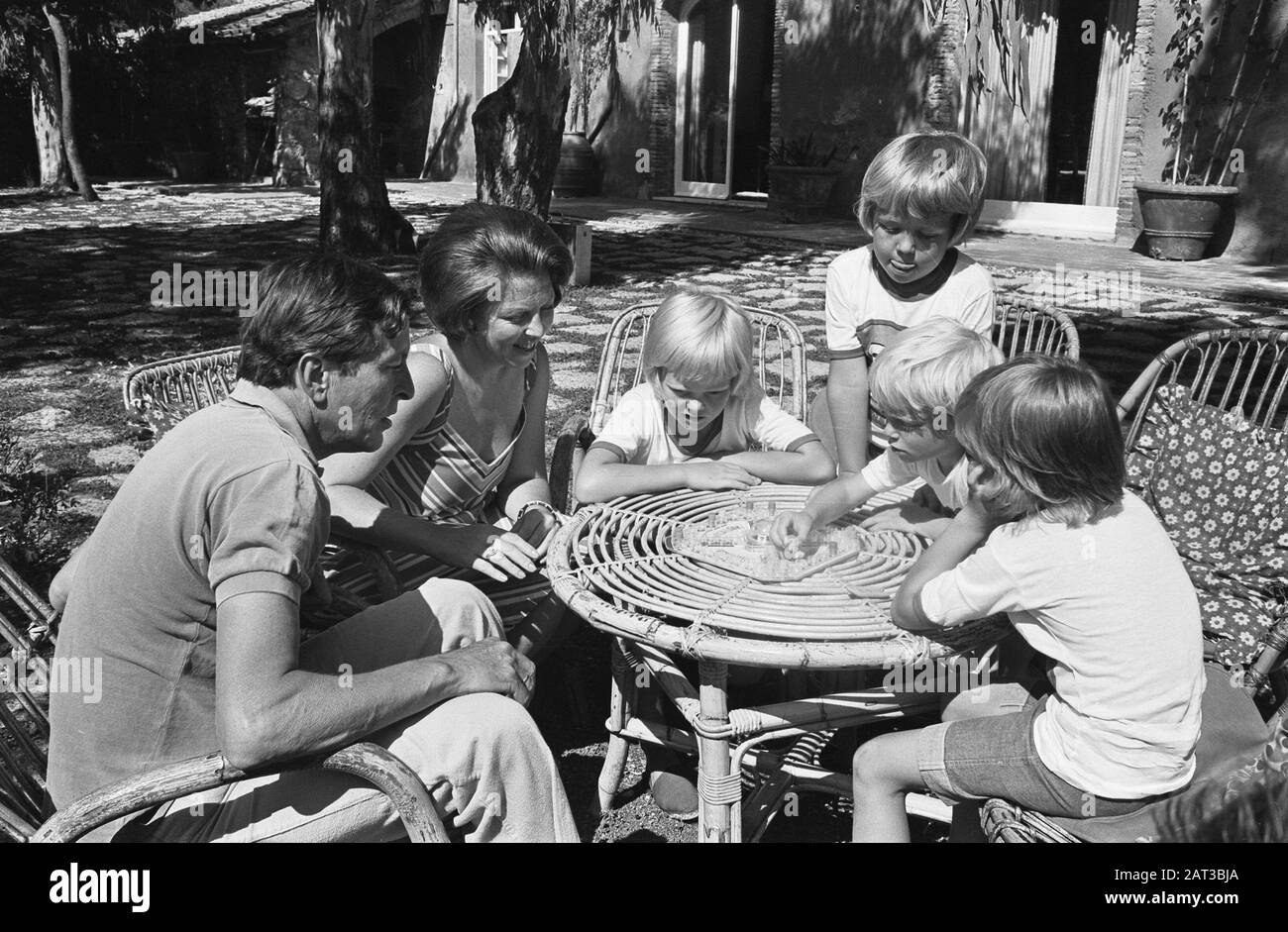 Princess Beatrix and Prince Claus with the children on holiday in Porto Ercole, Italy  The princely family at a board game; v.l.n.r. Prince Claus, Princess Beatrix, Prince Willem Alexander, Prince Johan Friso, prince Carlos and prince Constatijn Date: 20 July 1975 Location: Italy, Porto Ercole Keywords: board games, princes, princesses, holidays Personal name: Beatrix, princess, Carlos, prince, Claus, prince, prince, Constantine, prince, Johan Friso, prince, Willem-Alexander, prince Stock Photo