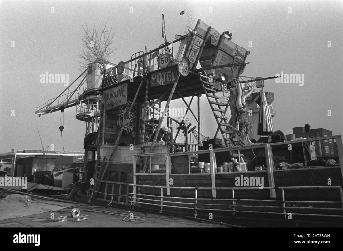 The ship of Lowlands Weed Company gets Karl Marx as a figurehead for the recording of a French-Canadian film  The ship at the shipyard Date: February 28, 1974 Location: Amsterdam, Noord-Holland Keywords: drugs, films, ships Personal name: lowland weed company Stock Photo