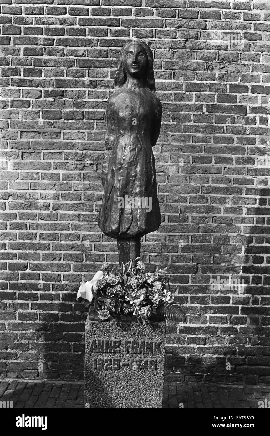Reveal by mayor Samkalden of the statue of Anne Frank at the Westermarkt in Amsterdam  The statue of Anne Frank at the Westermarkt Annotation: The statue is a design by Mari Andriessen Datate: 14 March 1977 Location: Amsterdam, Noord-Holland Keywords: sculpture, war monuments, statues Personal name: Frank, Anne Stock Photo
