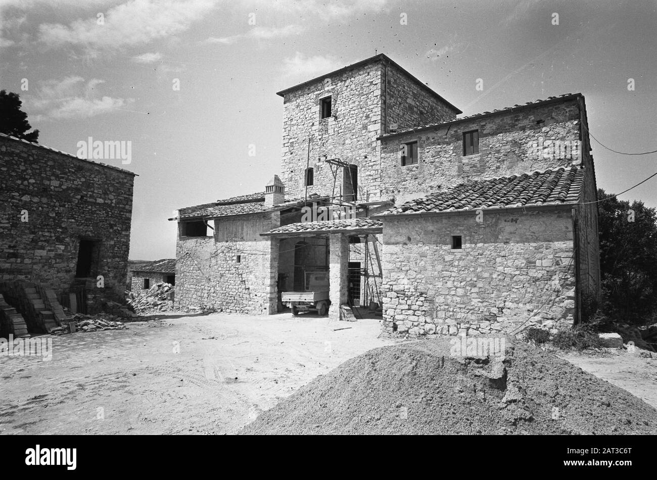 New holiday accommodation in Tavarnelle Valdi Pesa of Beatrix and Claus  The holiday residence; an old farmhouse with driveway Date: 23 July 1975 Location: Italy, Tavarnelle Valdi Pesa Keywords: farms, holiday homes Stock Photo