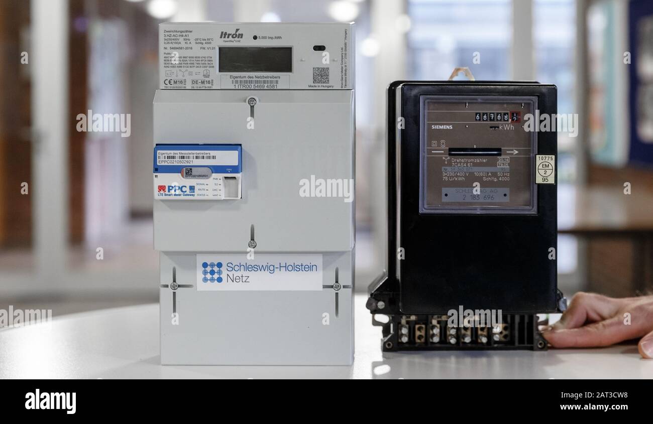 Henstedt Ulzburg, Germany. 30th Jan, 2020. A digital electricity meter (l)  with a smart meter gateway for data transmission stands next to a  conventional analog meter. Today the first smart meter in