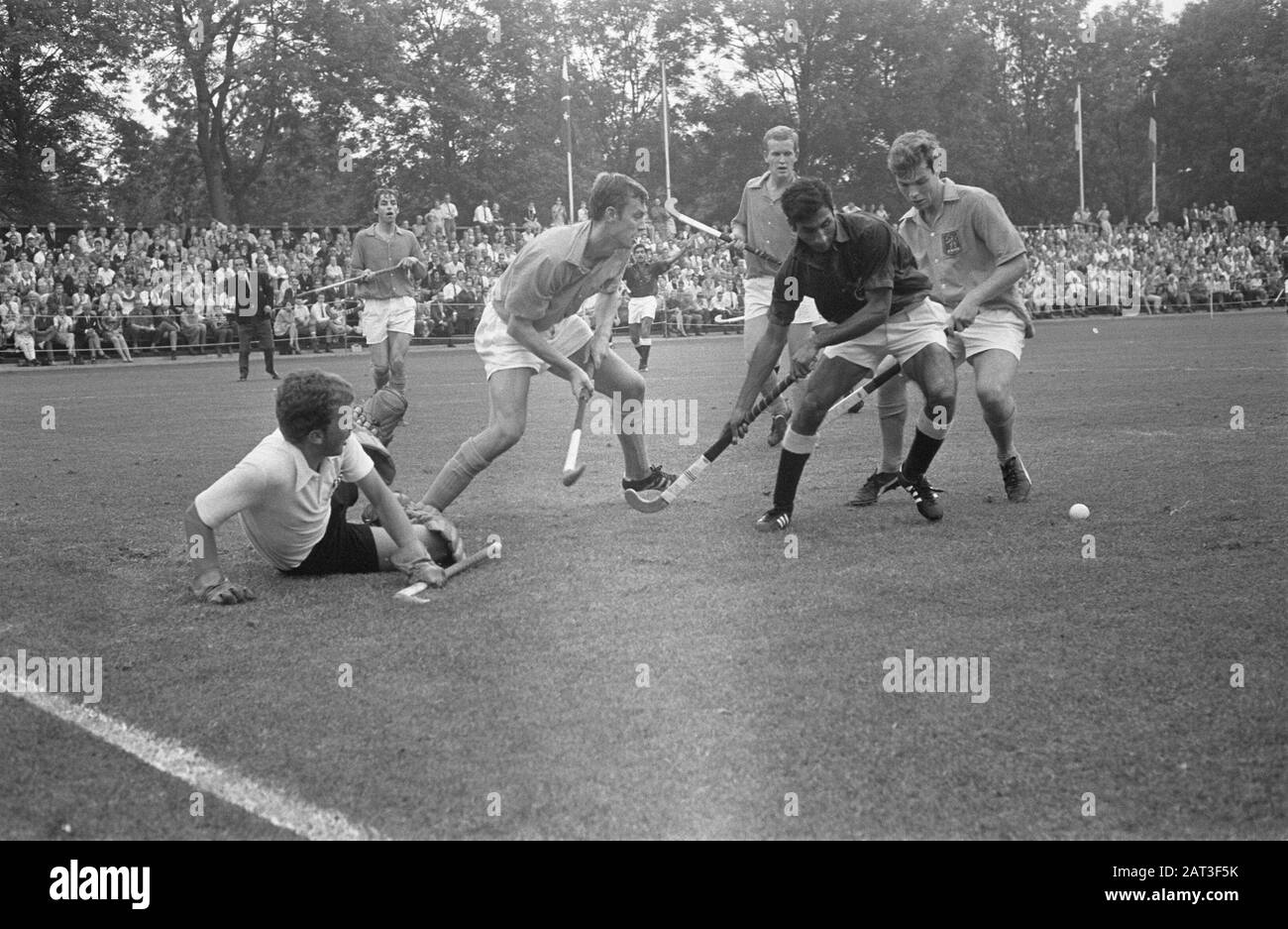 Hockey Netherlands against Pakistan 0-1, goalkeeper (Ned.) Maarten Sikking (l. on the ground) and with him Nico Striker Date: September 14, 1969 Keywords: hockey Person Name: Sikking, Maarten, Spits, Nico Stock Photo