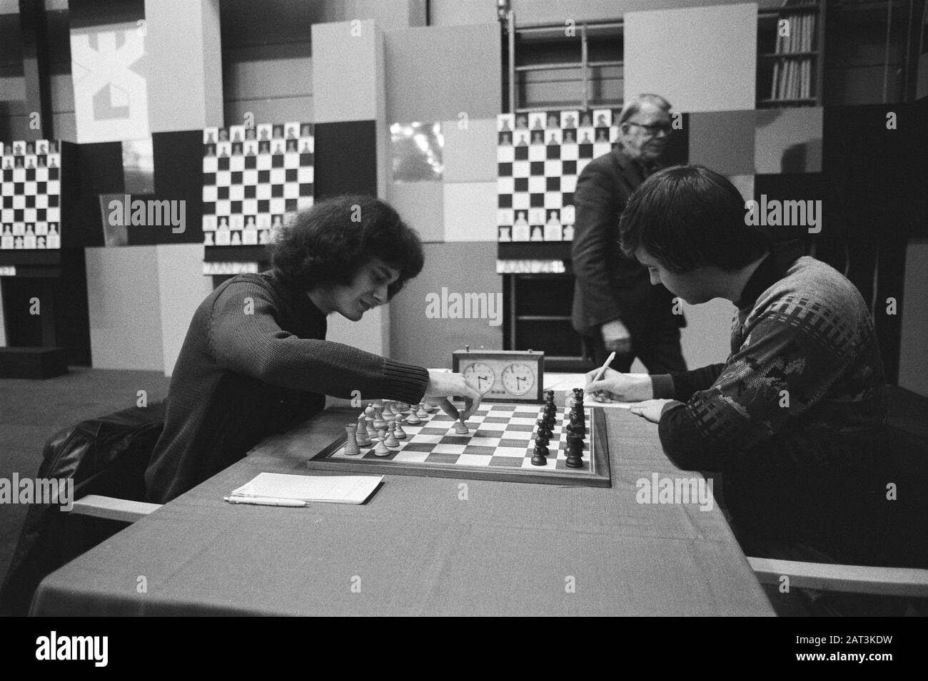 Hoogovens Chess Tournament, penultimate round. 6a Timman (r.) and Nunn (l.) in conversation, 7a.8a Nunn (l.) against Van der Wiel Date: 29 January 1982 Keywords: chess, tournaments Stock Photo