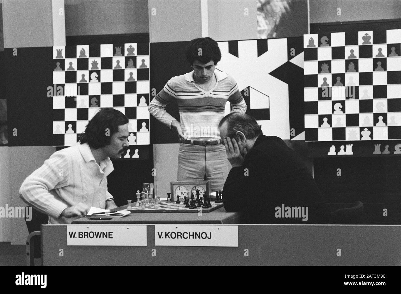 Viktor Korchnoi plays chess against Karpov. News Photo - Getty Images