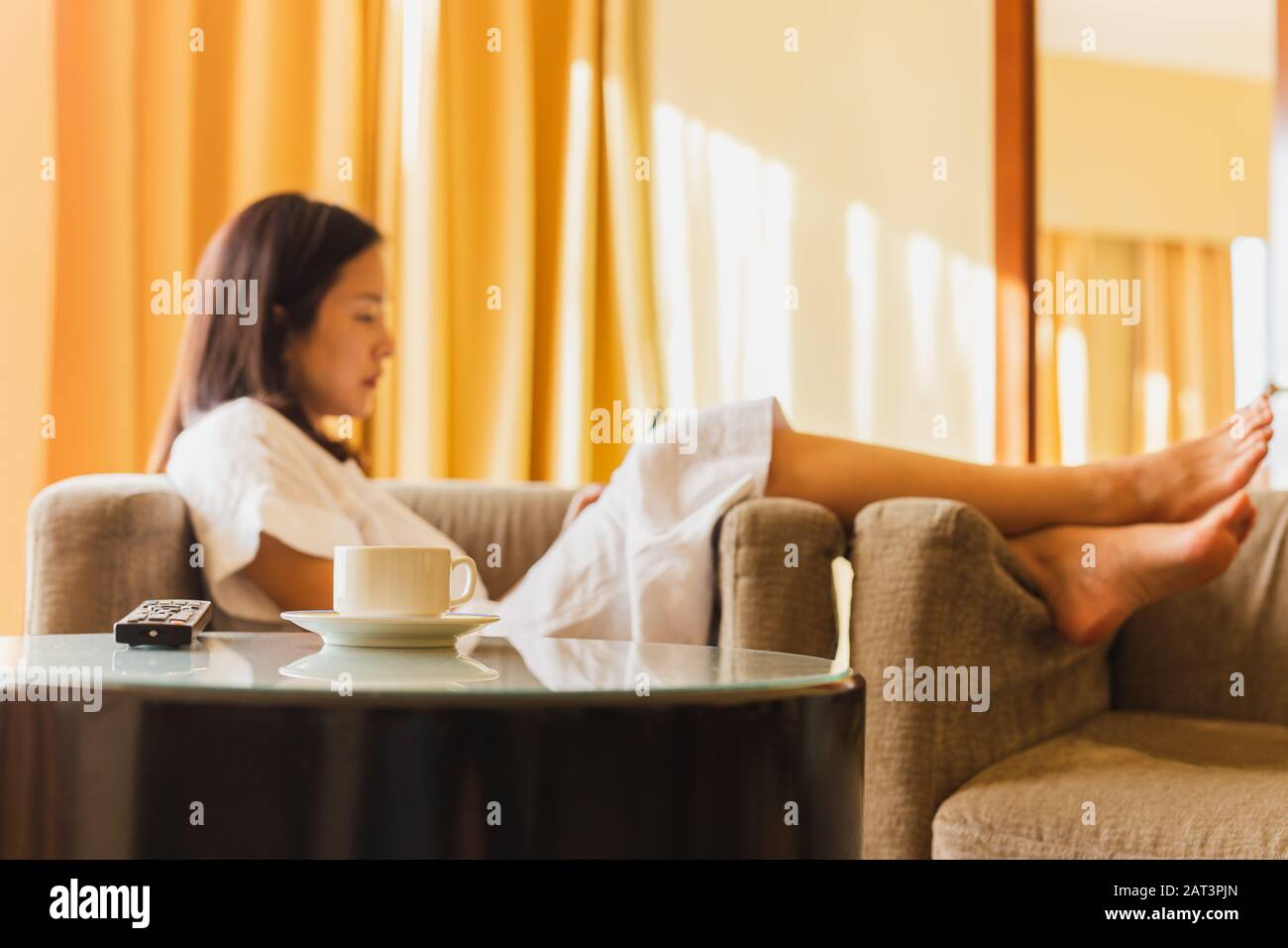 Сестра помогла расслабиться. Расслабиться за чашечкой кофе на диване. Young woman Relaxed at Heater. Женщина с кофе на диване говорит в телефон по громкой связи.