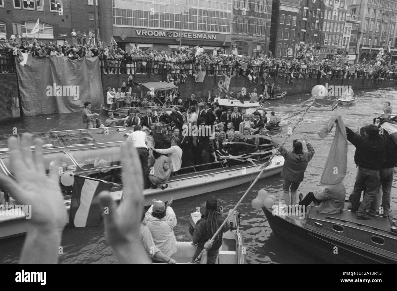 Dutch team after European Championship 1988 in Munich in tour through the canals Date: June 26, 1988 Location: Amsterdam, Munich Keywords: CANTS, sports, football Stock Photo -