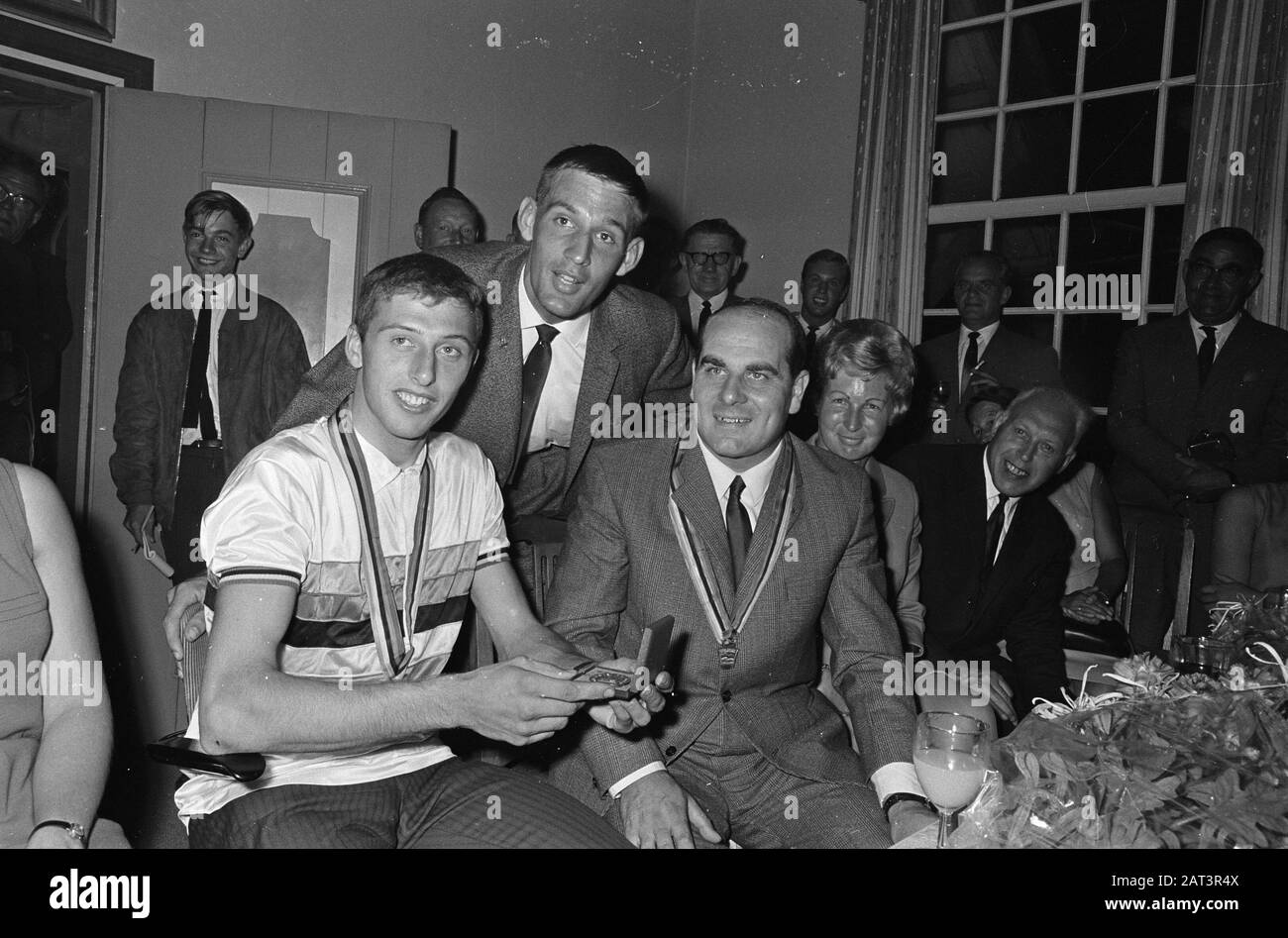 Huldiging Piet de Wit in Wormer. Here together with Noppi Koch in car Date:  August 28, 1967 Location: Noord-Holland, Wormer, Zaanstad Keywords: Autos,  tributes, cycling Person name: Koch, Noppie, Wit, Piet de