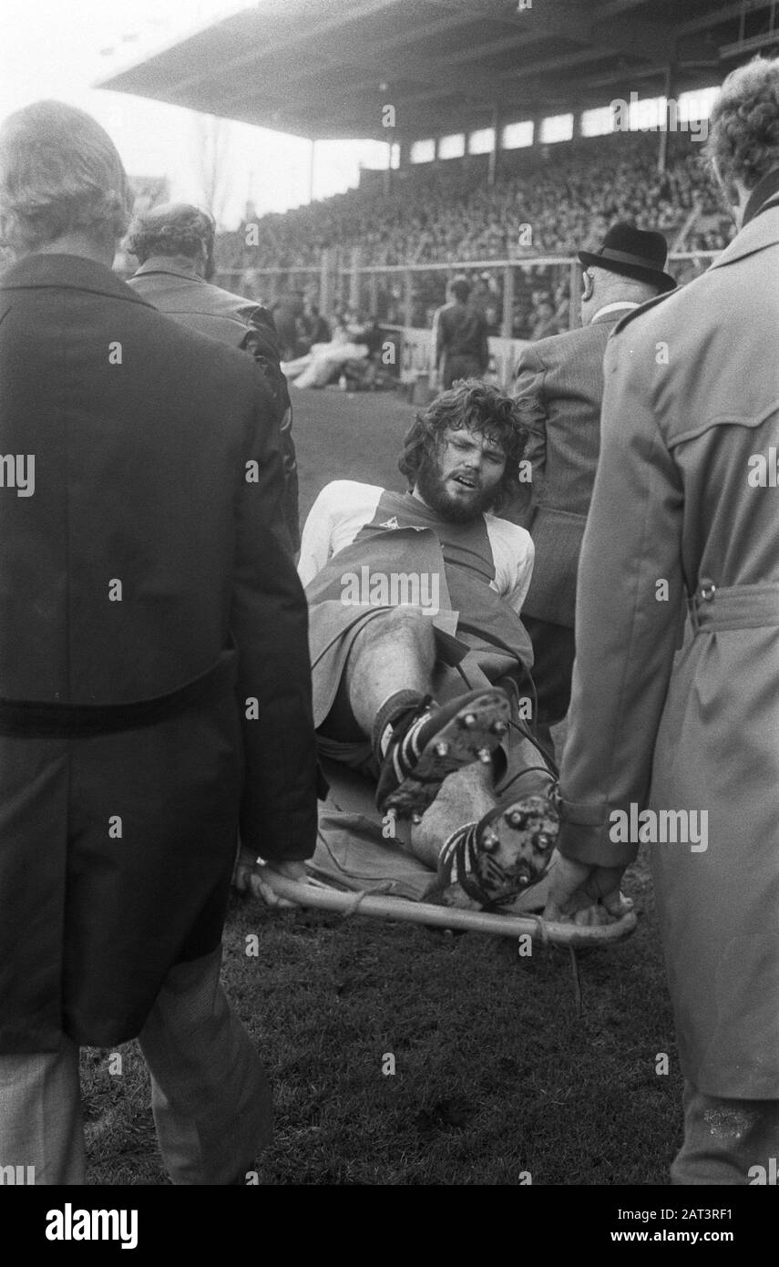 Ajax against NAC: 3-0  Hulshoff is injured of the field worn Date: 10 February 1974 Location: Amsterdam, Noord-Holland Keywords: sport, sports injuries, football Personal name: Hulshoff, Barry Institution name: AJAX, NAC Stock Photo