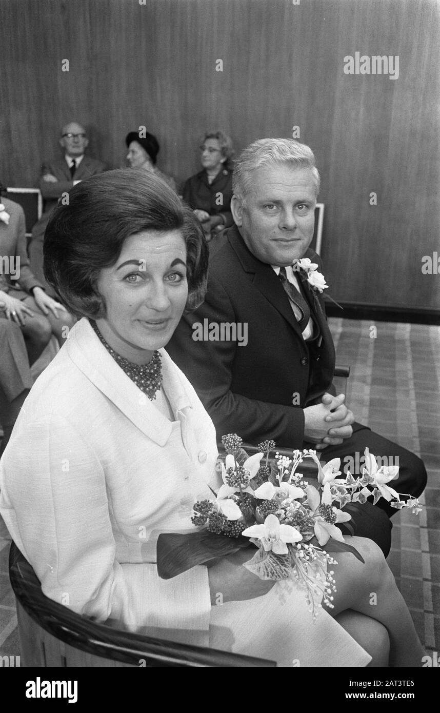 Marriage of Marga van Arnhem and Jan Kamlag. Both working at NOS in  Hilversum. Marga van Arnhem and Jan Kamlag Date: 17 October 1969 Location:  Hilversum Keywords: marriages Personal name: Arnhem, Marga