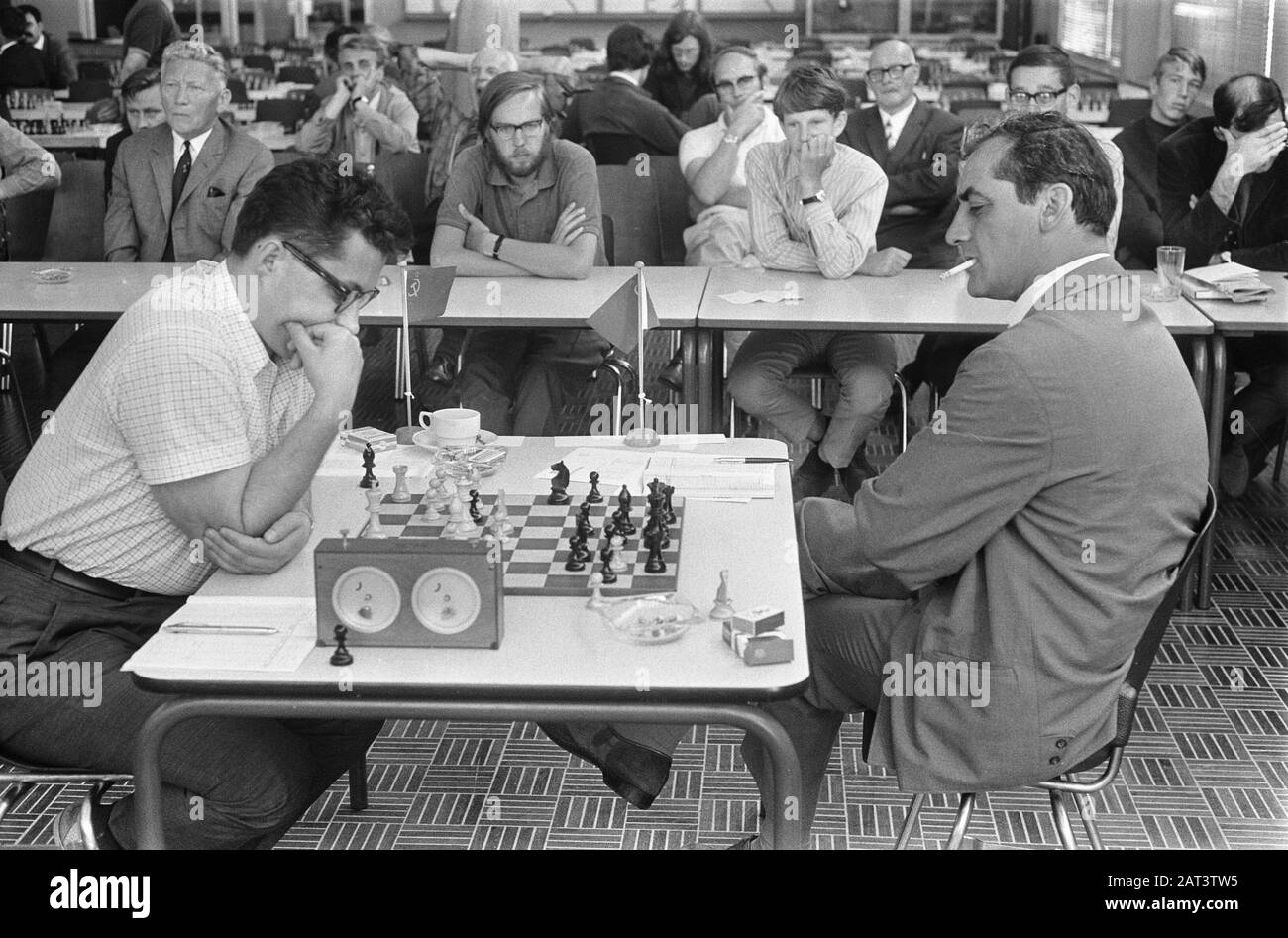 IBM Chess Tournament 1968 Description: Bronstein (l) plays against  Shamkovich (r). Kavalek looks along Date: 31 July 1968 Location: Amsterdam,  Noord-Holland Keywords: group portraits, chess players, chess tournaments, chess  players Personal name