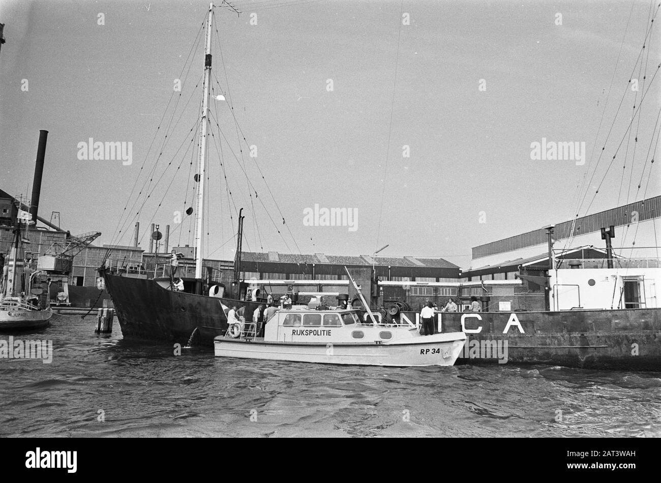 The seizure of Radio Veronica's ship in the port of Amsterdam From a police  boat, the national police enters the ship of Veronica Date: 11 August 1975  Location: Amsterdam, Noord-Holland Keywords: ports,