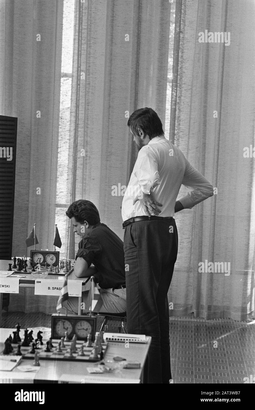 Anefo photo collection. Bobby Fischer in Hilton Hotel in Amsterdam For  discussions with fide chairman Max Euwe (right) about the two camp to the  world championship with Boris Spassky. January 31, 1972.