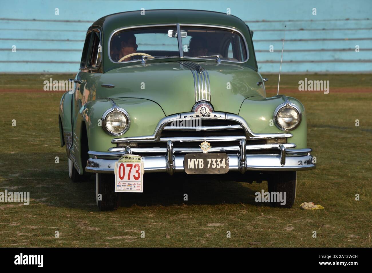 1947-pontiac-streamliner-car-with-90-hp-