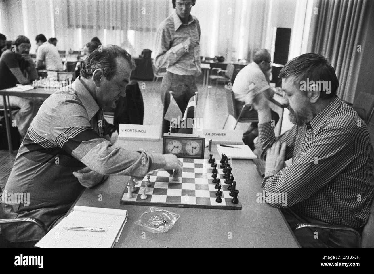 Viktor Korchnoi plays chess against Karpov. News Photo - Getty Images
