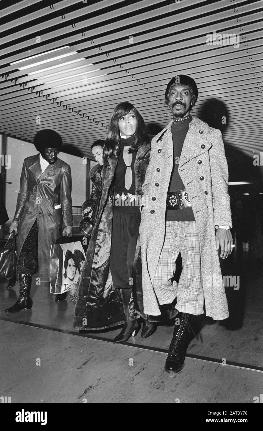 American duo Ike and Tina Turner arrive at Schiphol  Ike & Tina at feet from Date: 28 January 1971 Location: Noord-Holland, Schiphol Keywords: pop musicians, portraits Personal name: Turner, Ike, Turner, Tina Institution name: Schiphol Stock Photo