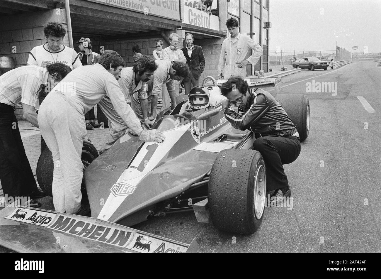 In connection with Formula I race Zandvoort (27-8) today testing the tires; Carlos Reutemann during stop Annotation: Kneeling next to the car assists technical director Mauro Forghieri. Date: August 1, 1978 Location: Noord-Holland, Zandvoort Keywords: car races, motorsports, trainings Personal name: Reutemann, Carlos Stock Photo