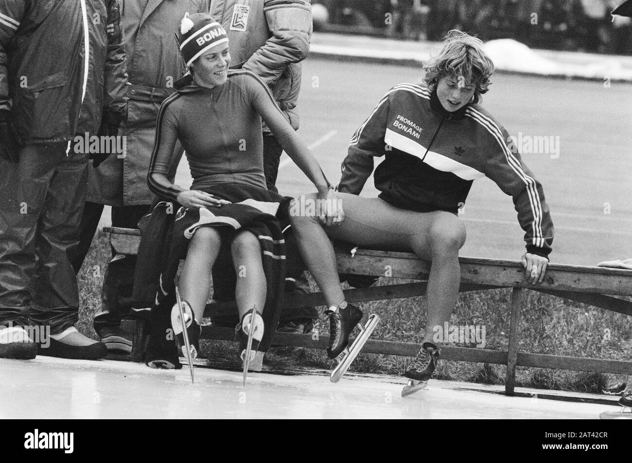 Dutch championships all-round women in Deventer  Ina Steenbruggen (l) and Ria Visser after the 5 km sitting on a bench Date: 9 January 1983 Location: Deventer, Overijssel Keywords: skating, skating competitions, sports Person name: Ina Steenbruggen, Fisherman, Ria Stock Photo