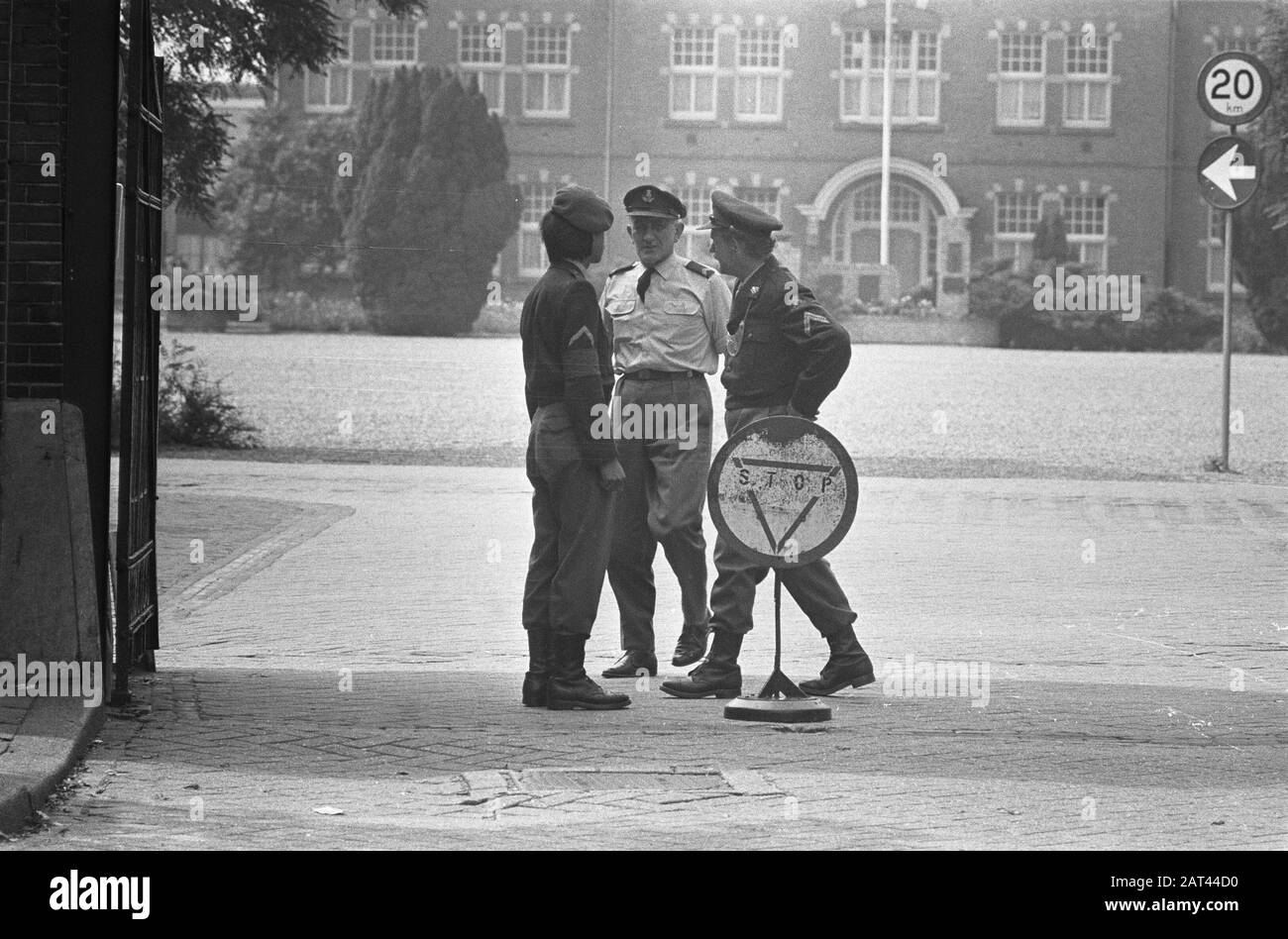 Today salute servicemen abolished, soldier greeting officer at entrance Kromhoutbarracks in Utrecht Date: August 1, 1973 Location: Utrecht Keywords: MITARIES, entrances, soldiers Institution name: Kromhout Barracks Stock Photo