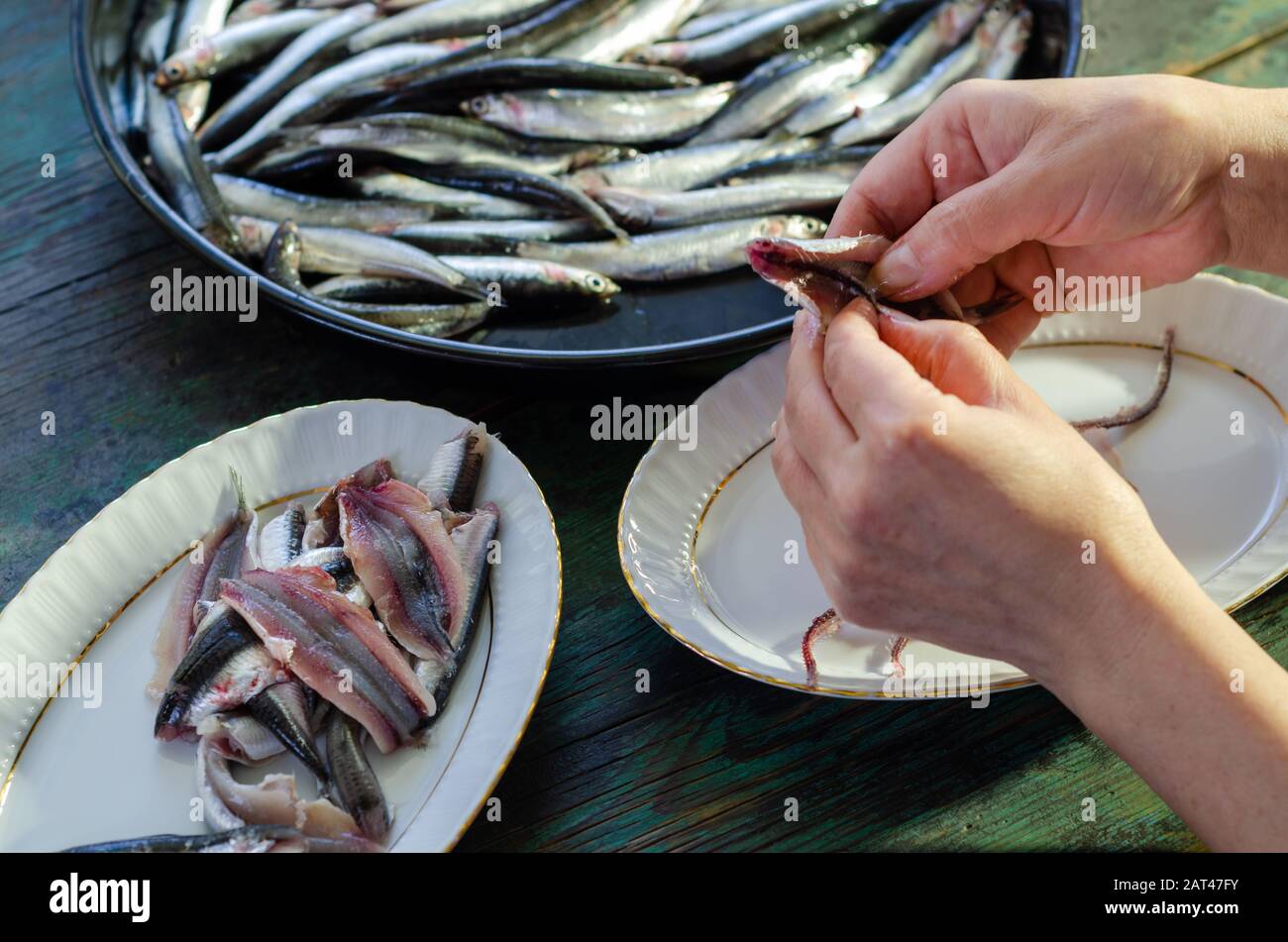 Woman cutting cleaning raw fish hi-res stock photography and images - Alamy