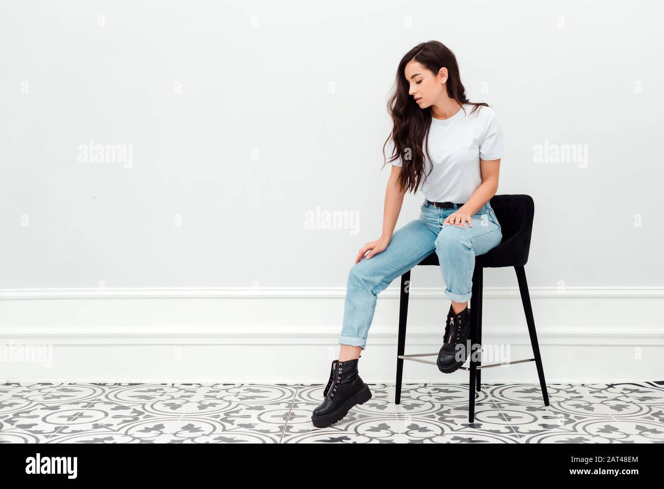 4 MUST TRY chair pose ideas!🫶🏼✨ #pose #photography #chairposes #phot... |  TikTok